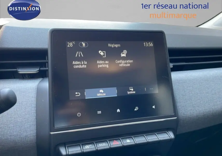Écran tactile central du tableau de bord de la Renault Clio V Bluetci 100ch Evolution 2025, ambiance intérieure grise.