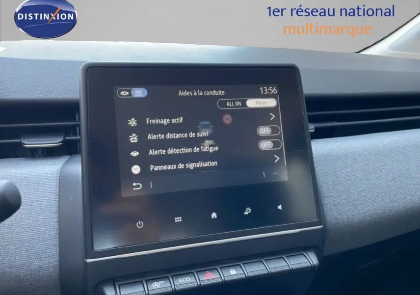 Vue rapprochée de l’écran tactile central de la Renault Clio noire, affichant les aides à la conduite.