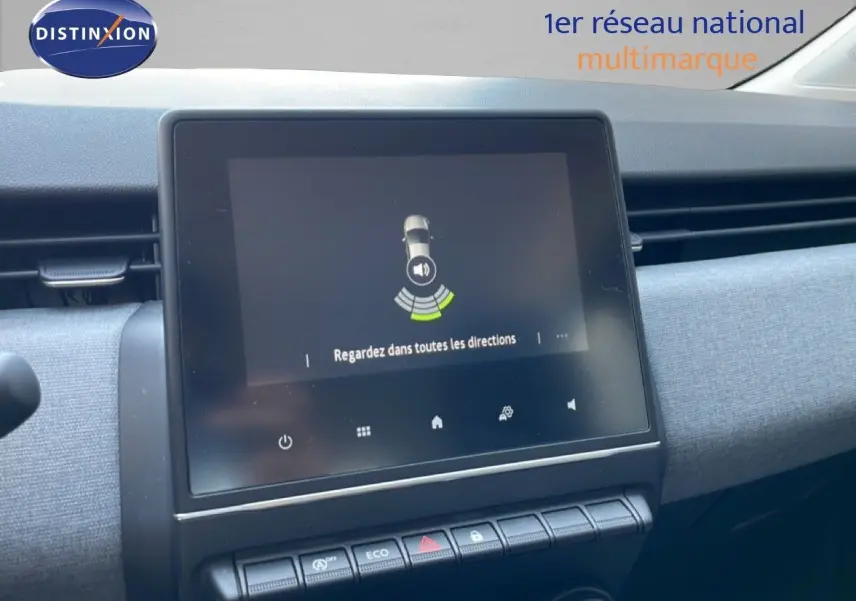 Vue rapprochée de l’écran tactile central du tableau de bord de la Renault Clio noire étoile métal 2025.