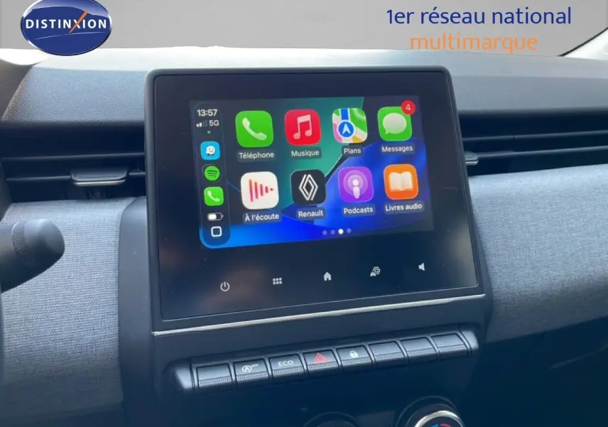 Vue intérieure centrée sur l'écran tactile multimédia de la Renault Clio noire, affichant les applications connectées.