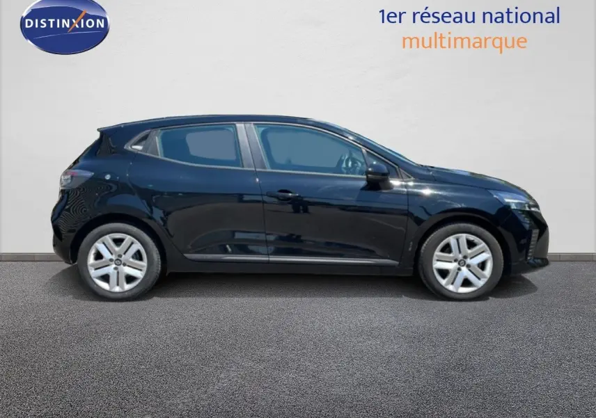 Profil droit d'une Renault Clio noire étoile métal 2025, version V BlueDCI 100ch Evolution avec jantes argentées.