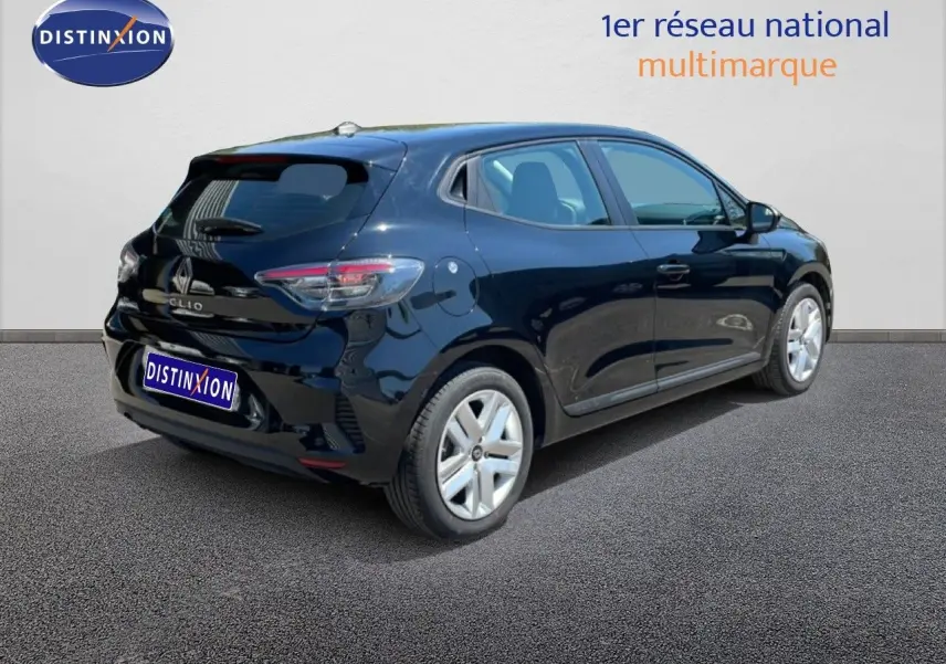 Vue 3/4 arrière droite d'une Renault Clio noire étoile métal 2025, avec feux arrière LED et jantes argentées.