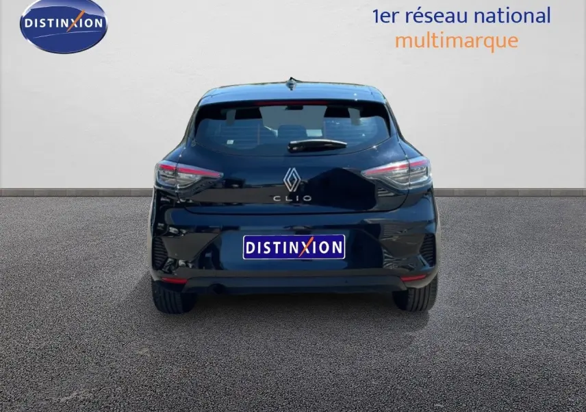 Vue arrière d'une Renault Clio noire étoile métal 2025, avec feux arrière LED et logo Renault bien visible.