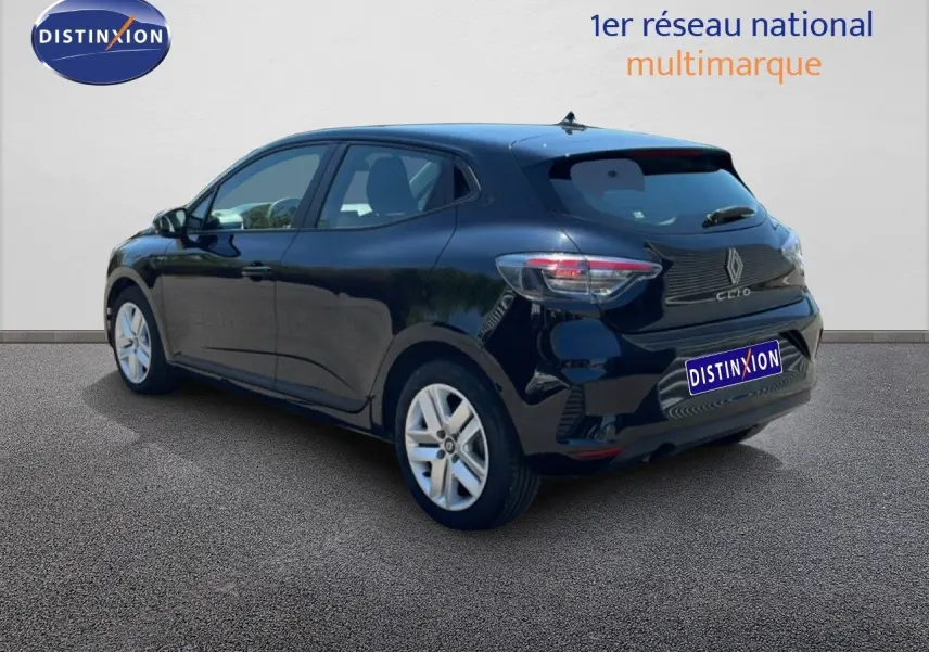 Renault Clio noir étoile métal vue 3/4 arrière droit, avec jantes argentées et feux arrière LED distinctifs.