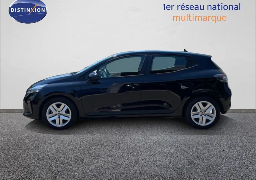 Profil côté gauche d'une Renault Clio 2025 noire étoile métal, compacte et élégante sur fond neutre.