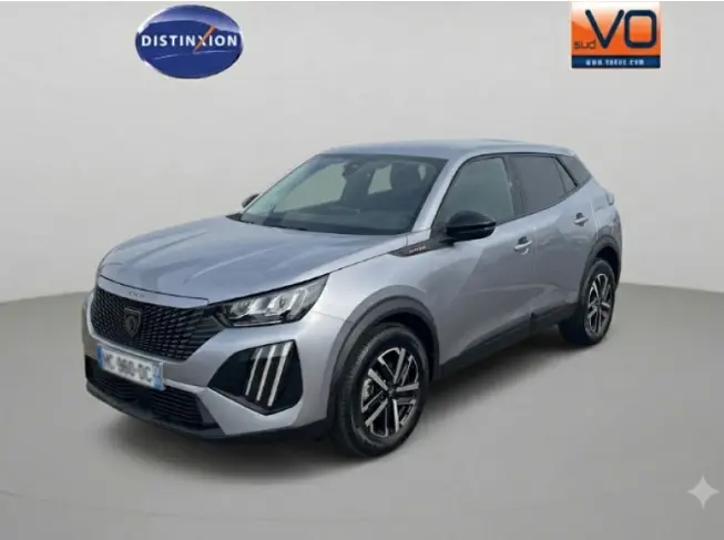 Peugeot 2008 Hybrid 145 gris en 3/4 avant droit, avec calandre noire et jantes 16 pouces distinctives.