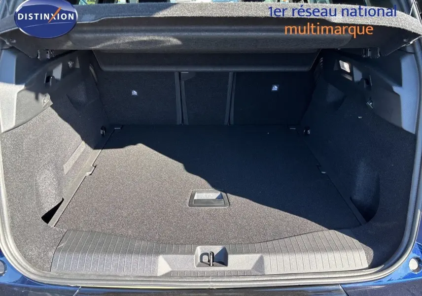 Coffre ouvert vu de l'arrière d'un Citroën C5 Aircross Hybrid bleu Eclipse métal avec intérieur noir et grande capacité de chargement.