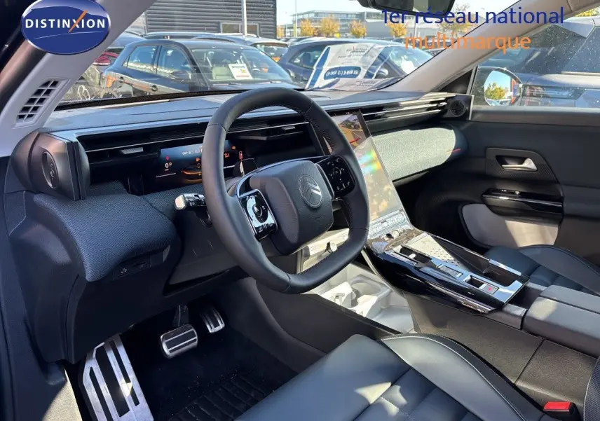 Vue intérieure côté conducteur du Citroën C5 Aircross Hybrid 2026, avec tableau de bord moderne et sièges cuir noirs.