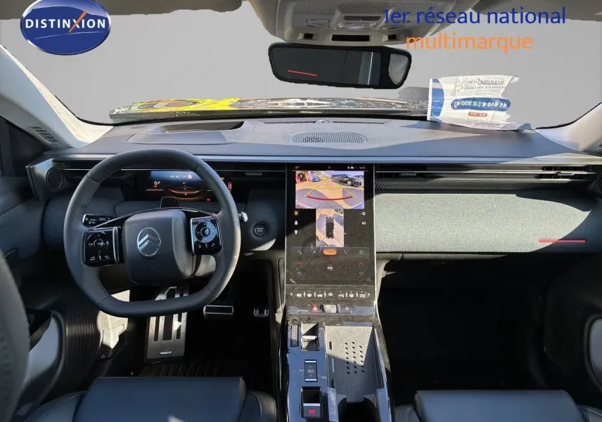 Vue intérieure avant du Citroën C5 Aircross Hybrid 2026, tableau de bord moderne avec écran central tactile et volant compact noir.