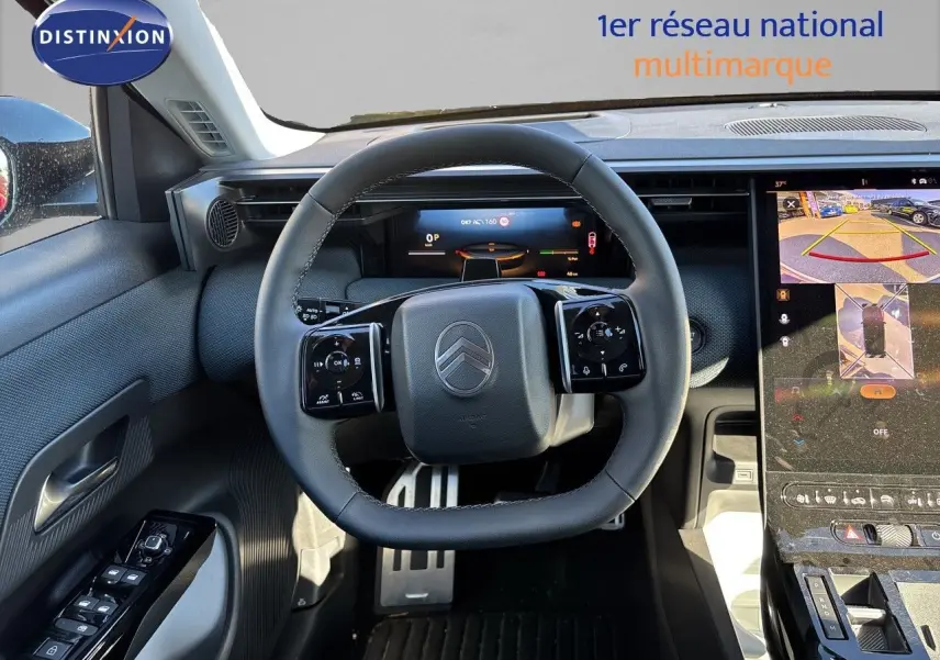Vue intérieure centrée sur le volant noir du Citroën C5 Aircross Hybrid 2026 avec écran digital et caméra 360 affichée.