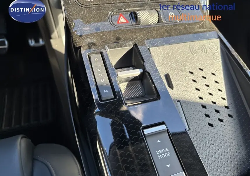 Gros plan sur la console centrale noire brillante du Citroën C5 Aircross Hybrid 2026 avec sélecteur de boîte auto et bouton Drive Mode.