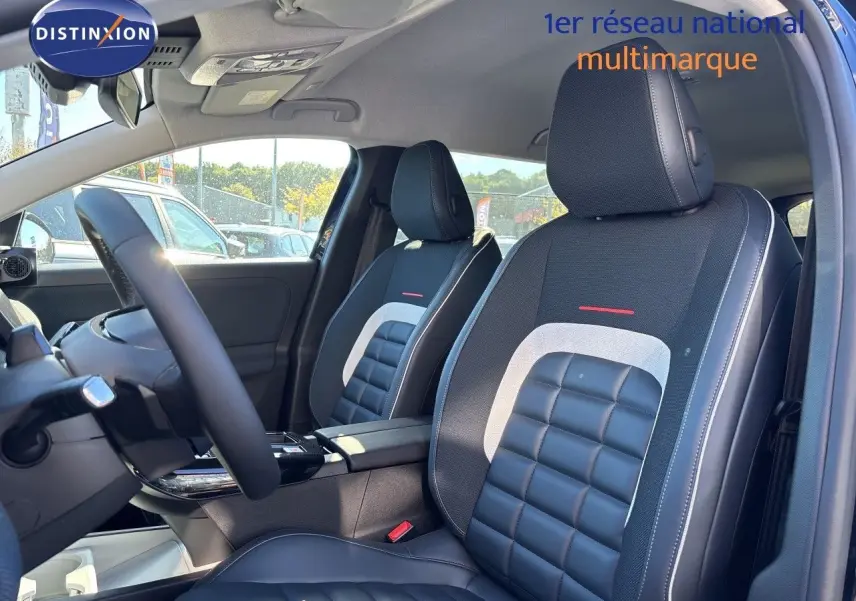 Vue intérieure côté conducteur du Citroën C5 Aircross Hybrid 2026, sièges noirs avec surpiqûres blanches et détails gris.
