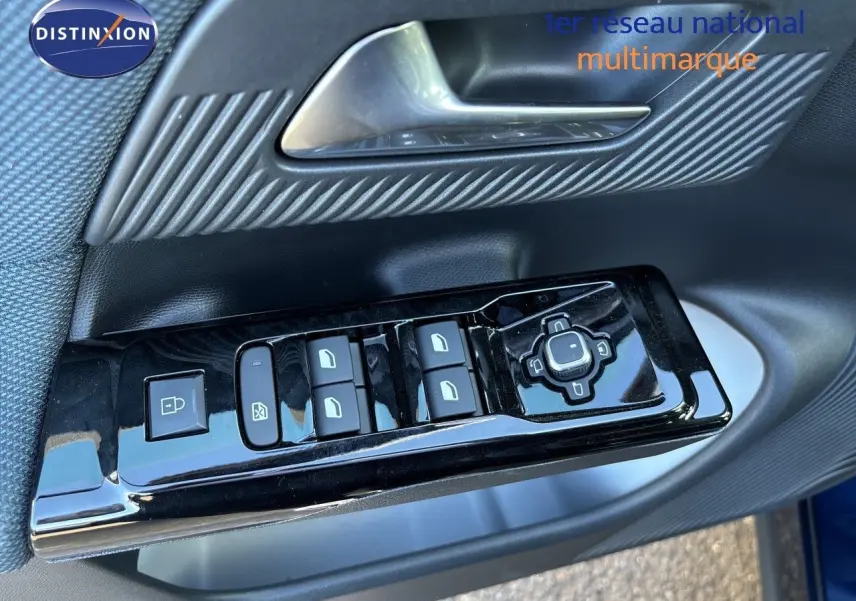 Gros plan sur les commandes de lève-vitres et réglages des rétroviseurs côté conducteur du Citroën C5 Aircross Hybrid 2026 bleu Eclipse métal.