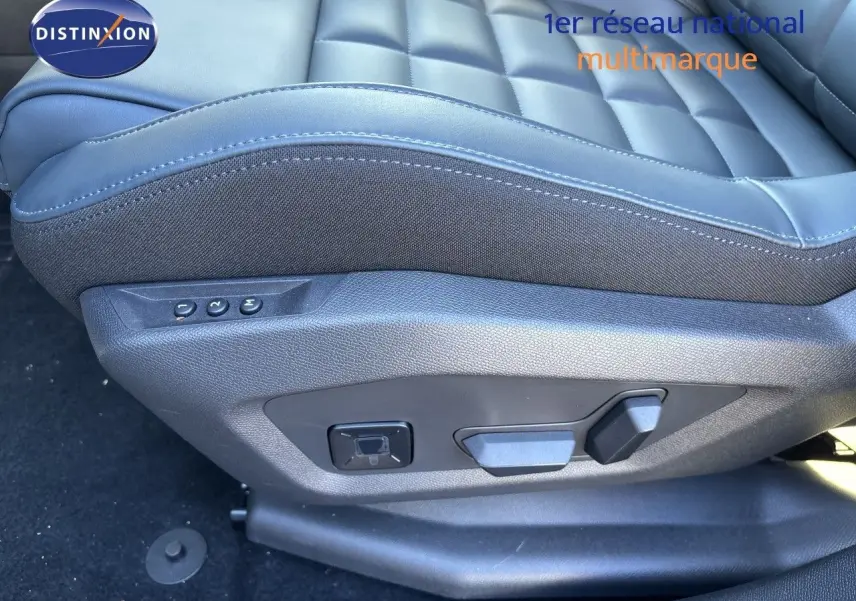 Gros plan sur le siège avant gauche en cuir bleu du Citroën C5 Aircross Hybrid 2026 avec commandes électriques de réglage.