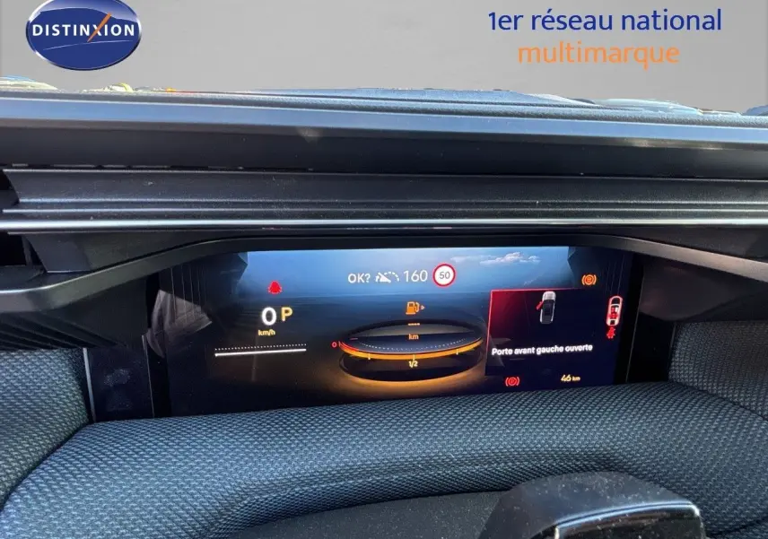 Tableau de bord numérique du Citroën C5 Aircross Hybrid 2026, affichant vitesse, jauge et porte avant gauche ouverte.