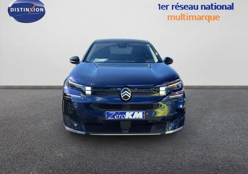 Vue avant d'un Citroën C5 Aircross Hybrid bleu eclipse métal avec toit noir, sur fond neutre et plaque Zero KM.