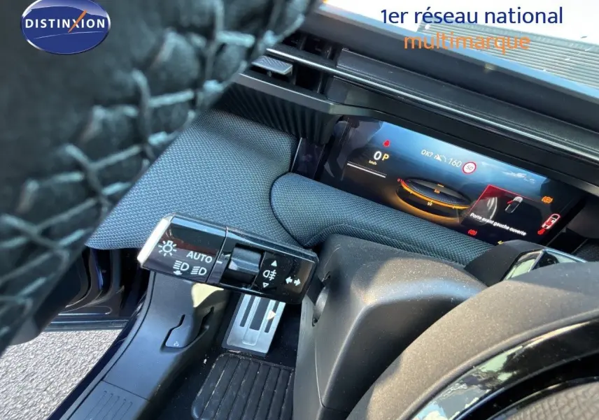 Vue intérieure côté conducteur du tableau de bord du Citroën C5 Aircross Hybrid avec affichage numérique et commande des phares.