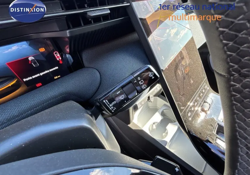 Vue intérieure rapprochée du tableau de bord et de la console centrale du Citroën C5 Aircross Hybrid 2026, finition noire.