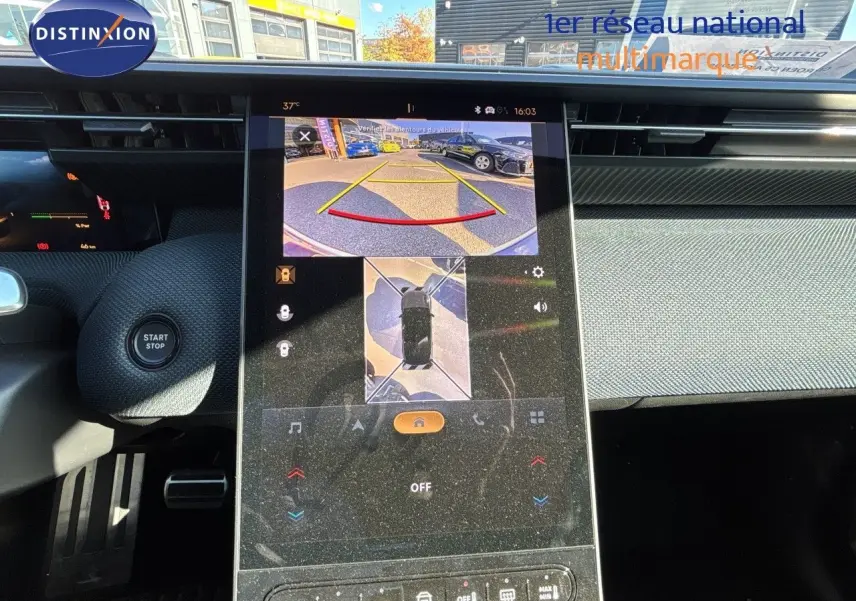 Écran tactile central affichant la caméra de recul et vue 360 dans l’habitacle du Citroën C5 Aircross Hybrid 2026.