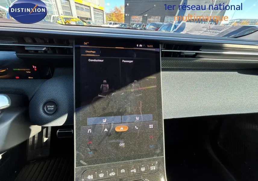Vue intérieure du tableau de bord du Citroën C5 Aircross Hybrid 2026, avec écran tactile central et bouton start/stop.