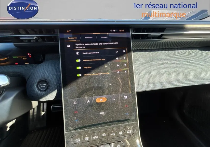 Vue intérieure du tableau de bord du Citroën C5 Aircross Hybrid 2026, mettant en valeur l'écran tactile central et le bouton Start/Stop.