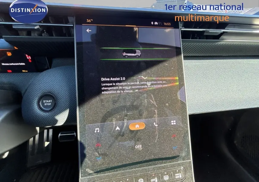Vue rapprochée de l’écran tactile central du Citroën C5 Aircross Hybrid 2026, avec bouton Start/Stop à gauche.