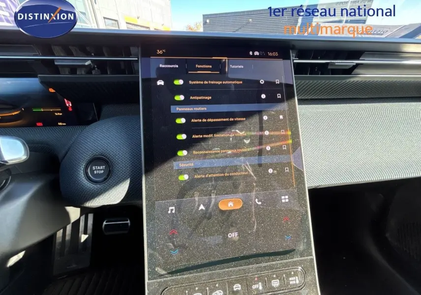 Vue intérieure centrée sur l’écran tactile vertical du tableau de bord du Citroën C5 Aircross Hybrid 2026.