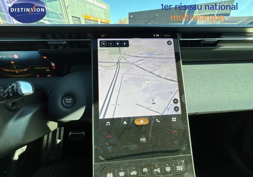 Vue intérieure centrée sur l’écran tactile du tableau de bord du Citroën C5 Aircross Hybrid 2026, volant et commandes visibles.