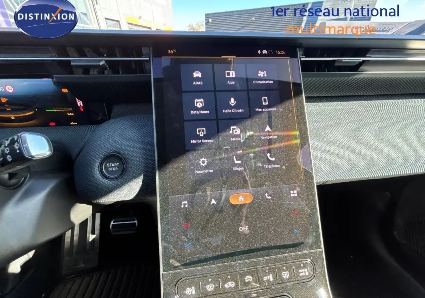 Vue intérieure du tableau de bord du Citroën C5 Aircross Hybrid 2026, avec écran tactile central et bouton Start/Stop.