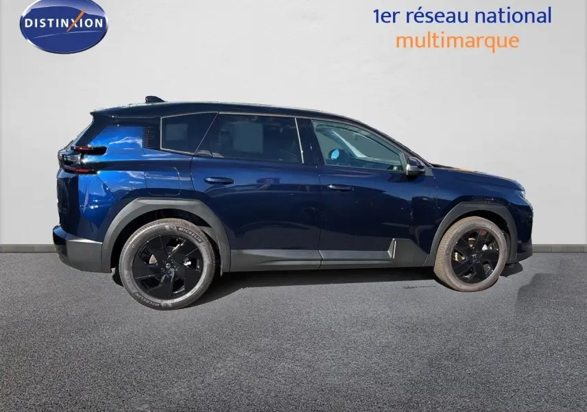 Profil droit d'un Citroën C5 Aircross Hybrid 145ch bleu Eclipse métal avec toit noir et jantes noires.