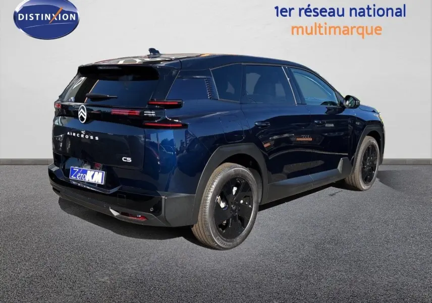 Vue 3/4 arrière droite d'un Citroën C5 Aircross Hybrid bleu Eclipse métal avec toit noir et jantes noires.