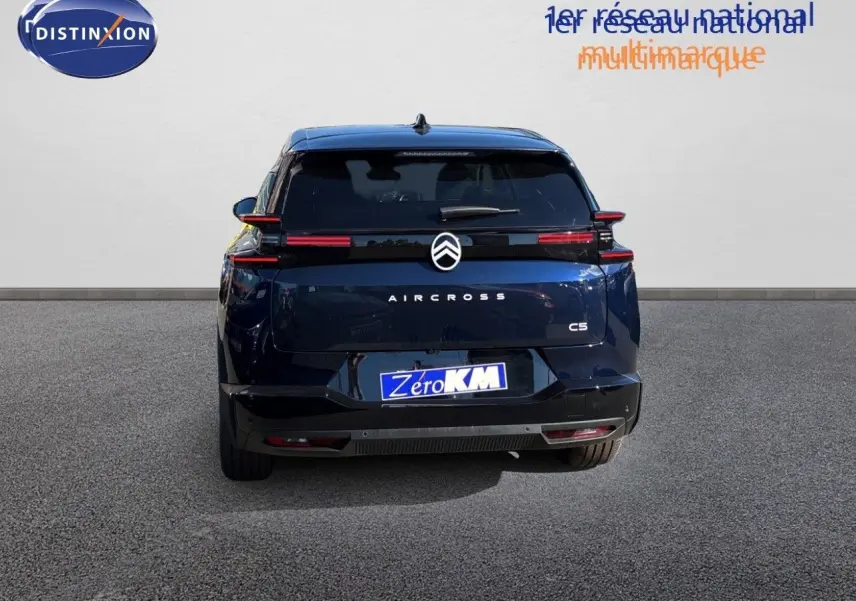 Vue arrière d'un Citroën C5 Aircross Hybrid bleu Eclipse métal avec toit noir, feux LED horizontaux et logo centré.