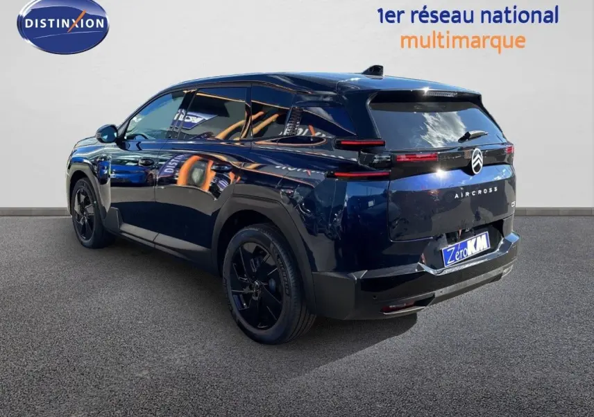 Vue 3/4 arrière droite d’un Citroën C5 Aircross Hybrid bleu Eclipse métal avec toit noir et jantes noires.