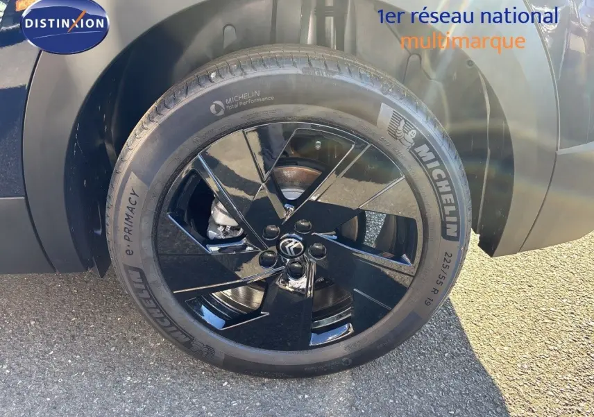 Gros plan sur la roue avant gauche du Citroën C5 Aircross Hybrid 2026, jante noire brillante avec pneu Michelin.