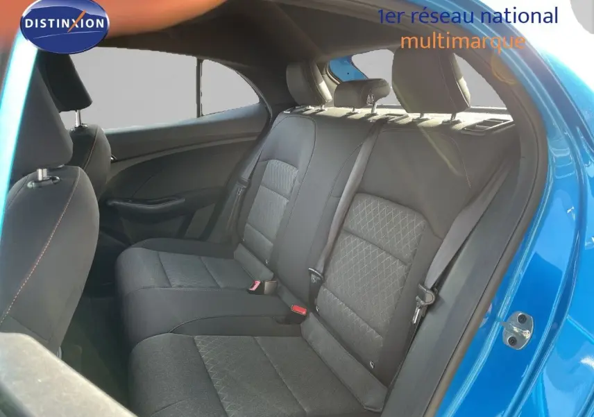 Vue intérieure montrant la banquette arrière en tissu gris de la MG3 2024 en bleu Como Metal, porte arrière ouverte côté droit.