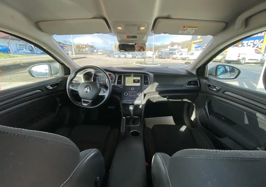 Intérieur noir de la Renault Mégane IV Berline 1.5 Blue dCi 115ch, vue avant sur tableau de bord et volant.