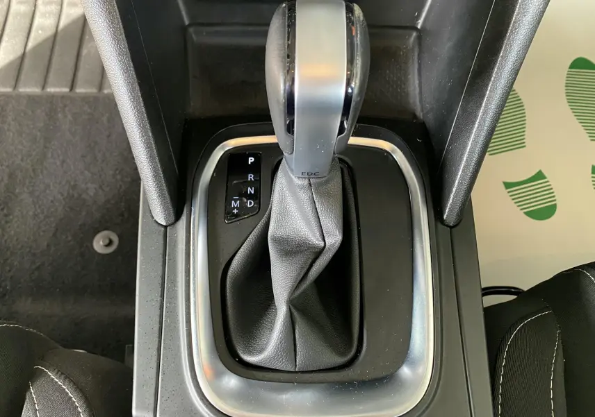 Le levier de vitesses automatique noir et argenté de la Renault Mégane IV Berline, vue de dessus centrée.