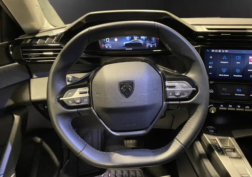 Vue rapprochée du volant cuir noir et du tableau de bord numérique de la Peugeot 308 1.5 BlueHDi 130 Allure 2024.
