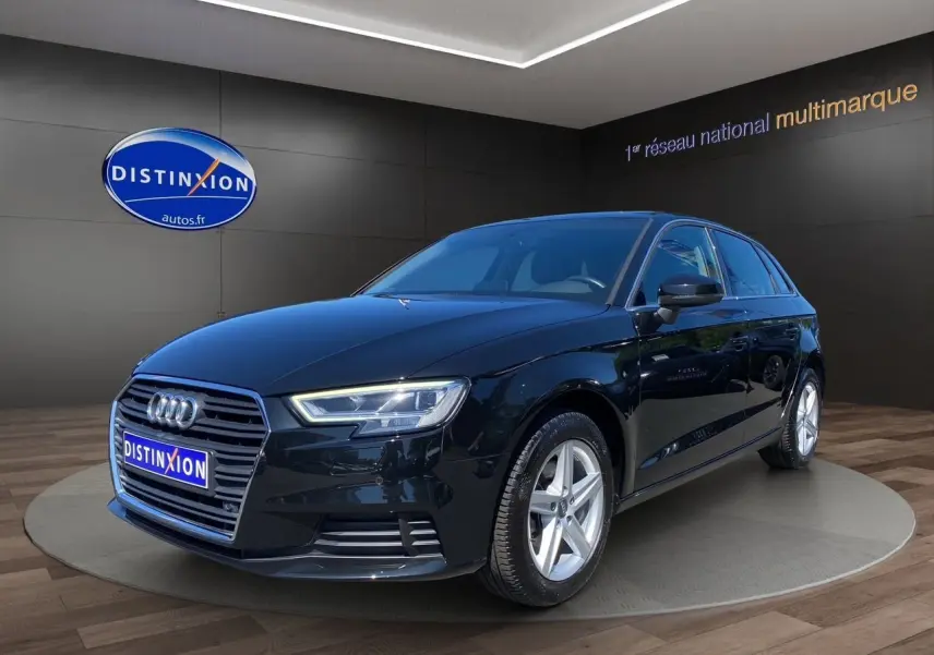 Audi A3 Sportback noir vue 3/4 avant droit avec projecteurs LED et jantes alliage 5 branches étoile.