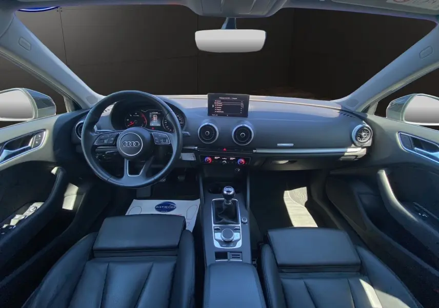 Vue intérieure frontale de l'Audi A3 Sportback 2020, sellerie cuir noir chauffant et tableau de bord moderne.