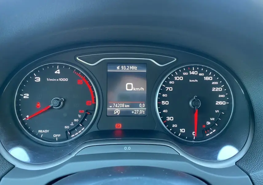 Vue rapprochée du tableau de bord de l'Audi A3 Sportback 2020, affichant vitesse, compte-tours et température extérieure.