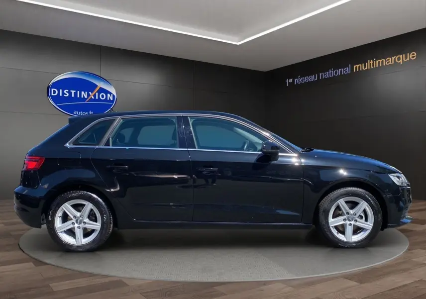 Profil côté gauche d'une Audi A3 Sportback noire 2020 avec jantes alliage 5 branches et feux arrière LED.
