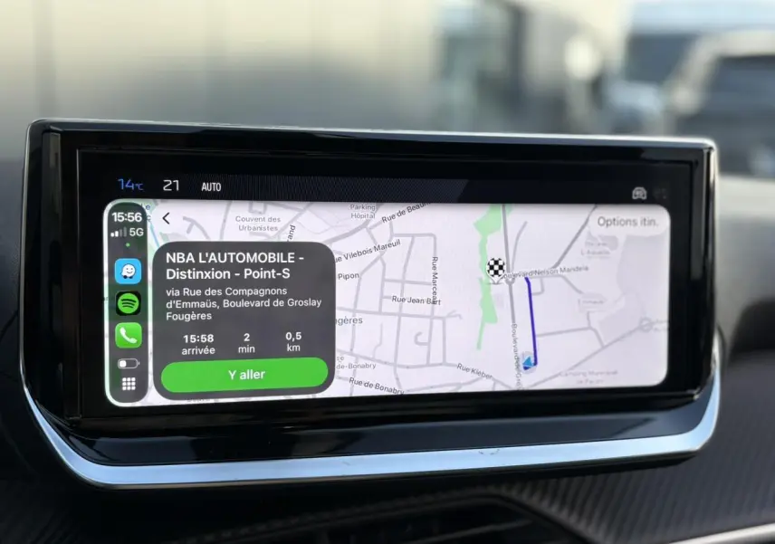 Écran tactile de navigation du Peugeot 2008 Hybrid 145 e-DSC6 Allure, affichant un itinéraire sur fond noir et gris.