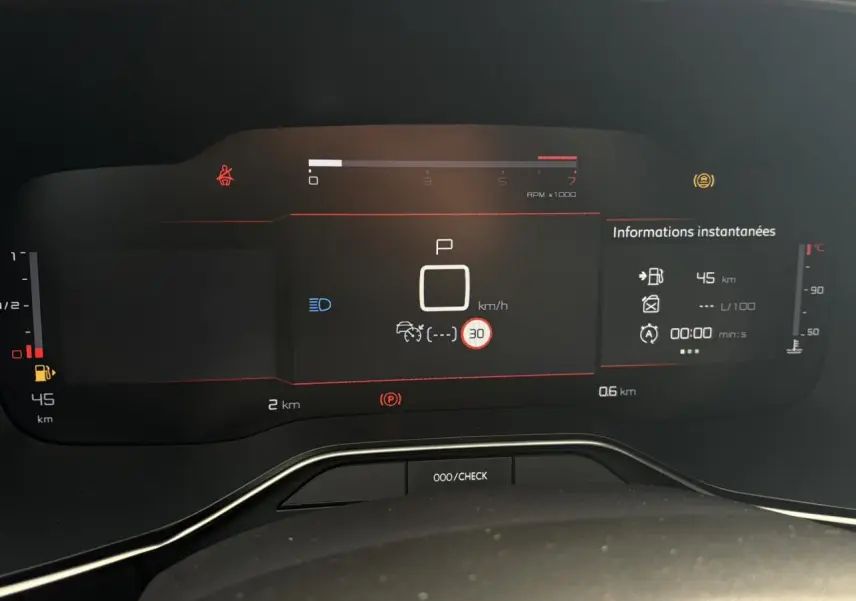 Affichage numérique du tableau de bord du Citroën C5 Aircross 2025, avec informations de vitesse et autonomie.