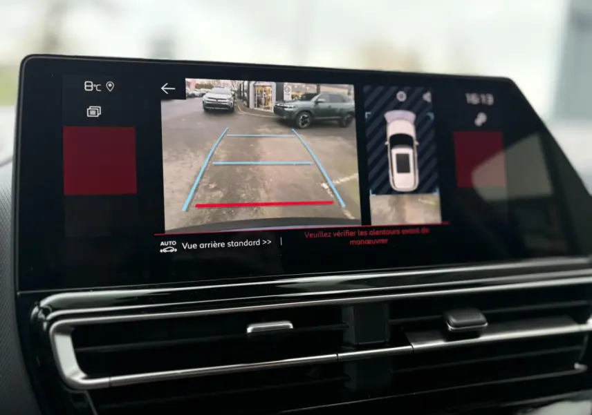 Écran tactile intérieur du Citroën C5 Aircross 2025 montrant la caméra de recul et l'aide au stationnement.
