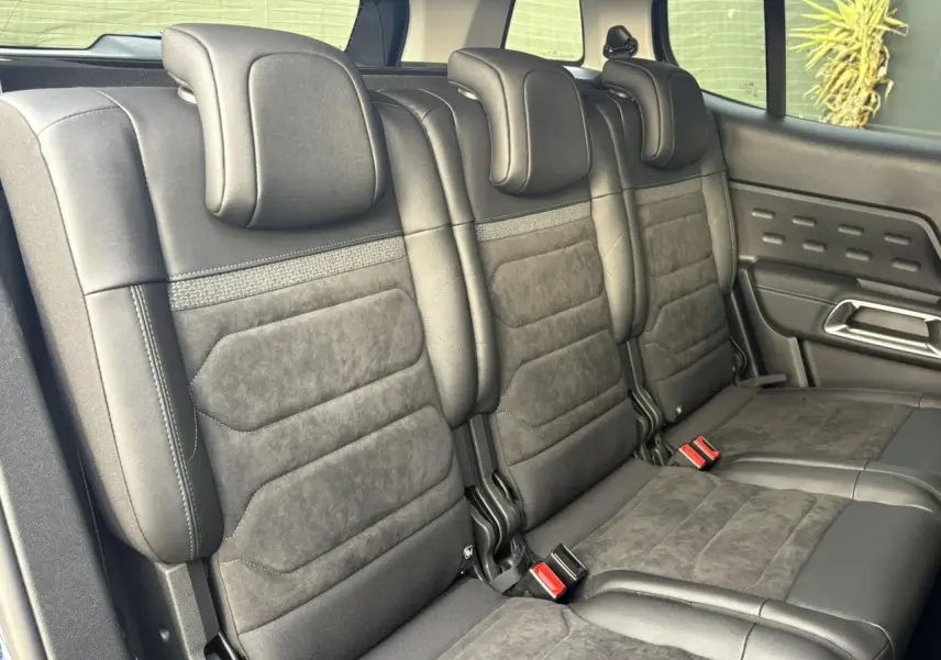 Vue latérale des trois sièges arrière indépendants en Alcantara noir du Citroën C5 Aircross 2025 finition Urban Black.
