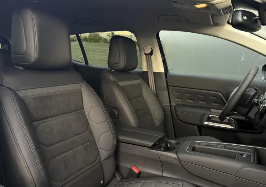 Vue intérieure côté conducteur du Citroën C5 Aircross 2025, sièges Urban Black en Alcantara et cuir noir avec surpiqûres bleues.