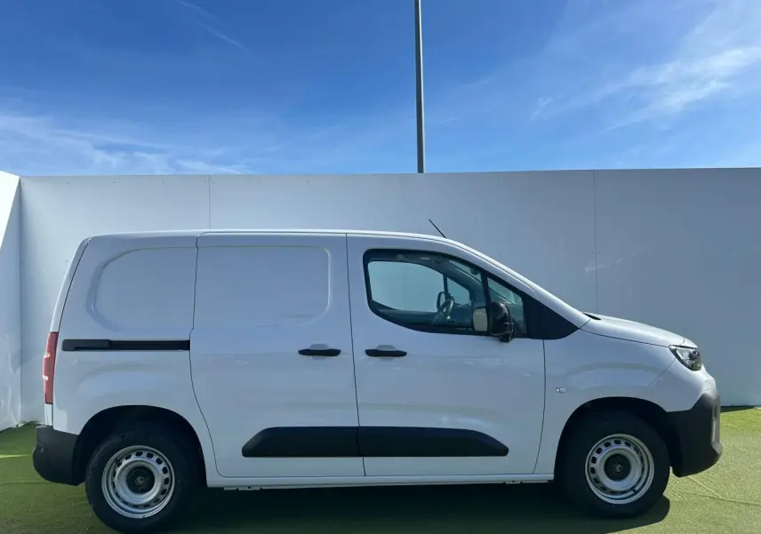 Profil droit d'un utilitaire Citroën Berlingo III blanc Icy avec portes coulissante et battantes, roues tôles grises.