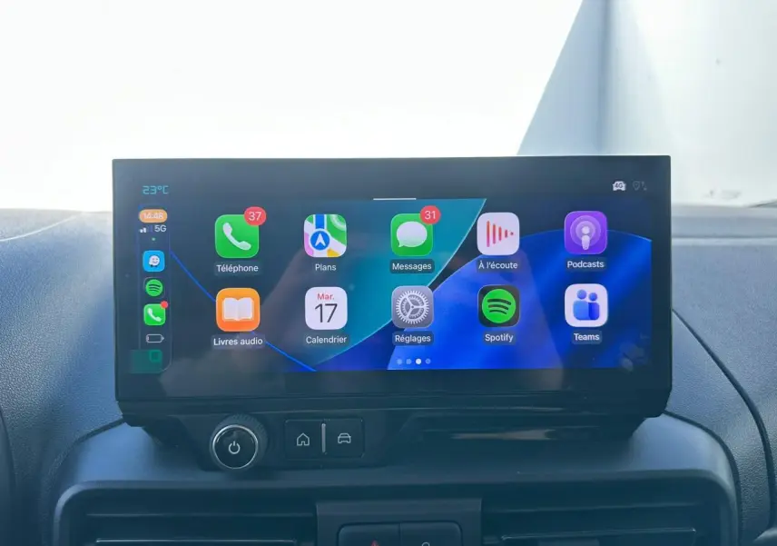 Écran tactile 10 pouces du tableau de bord du Citroën Berlingo III blanc, affichant applications connectées.
