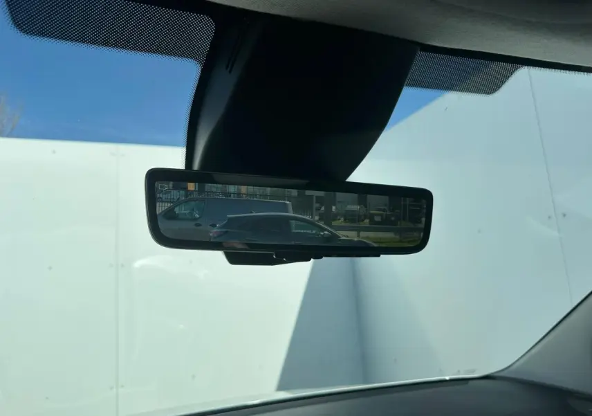 Rétroviseur intérieur numérique montrant un Citroën Berlingo blanc Icy en vue latérale droite.